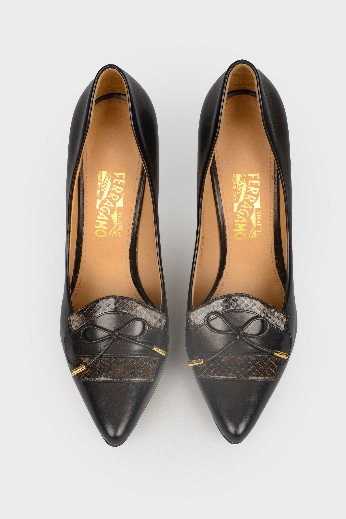 Кожаные лодочки с коричневой вставкой под змею Salvatore Ferragamo, Черный
Кожаные лодочки с коричневой вставкой под змею Salvatore Ferragamo, Черный