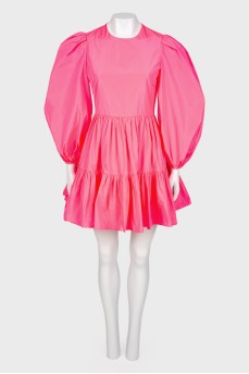 Яскраво-рожева сукня з воланами