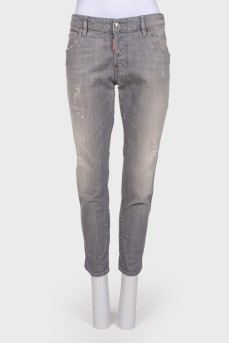 Серые джинсы с эффектом порваных и потертых
