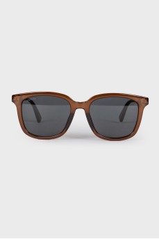 Сонцезахисні окуляри у коричневій оправі з биркою