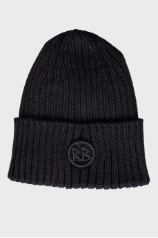 Черная шапка с широким отворотом и логотипом бренда
