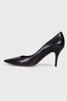 Classic leather pumps with sharp toe