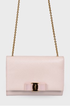 Кожаная розовая сумочка на цепочке
