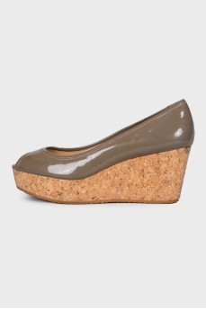 Lacquered wedge shoes