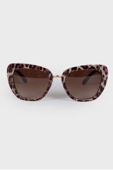 Сонцезахисні окуляри в леопардовій оправі