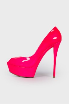 Рожеві лаковані туфлі на шпильці