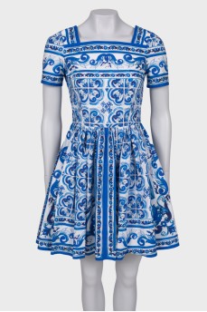 Голубое платье с абстрактным принтом