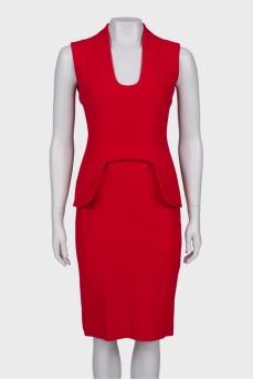 Червона сукня з баскою