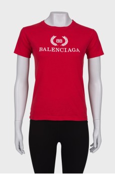 Червона футболка з логотипом бренду
