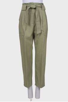 Зеленые брюки с поясом