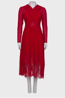 Красное платье с плиссировкой