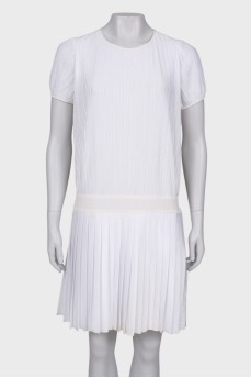 Белое платье с пуговицами на спинке