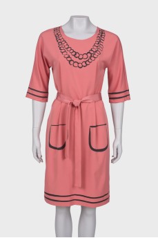 Розовое платье с принтом и поясом