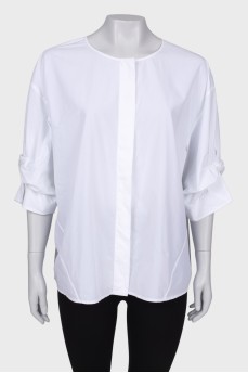 Біла блузка з переплетінням на рукавах