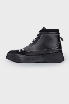 Чорні черевики на шнурівці