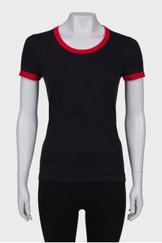 Черная футболка с красными вставками