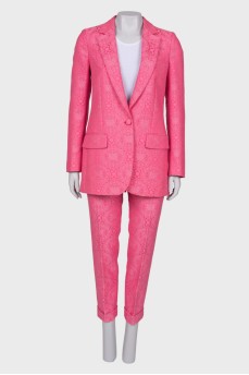 Розовый костюм с вышивкой