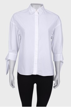 Белая рубашка с завязками на манжетах