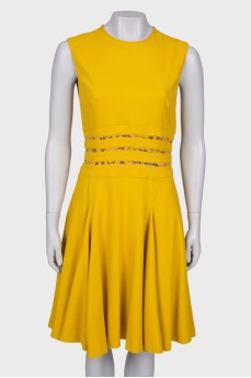 Жовта сукня з мереживом на талії