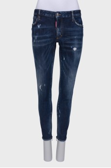 Темно-синие джинсы с эффектом потертых
