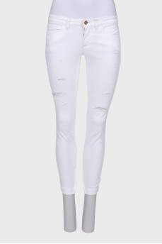 Білі джинси з ефектом рваних
