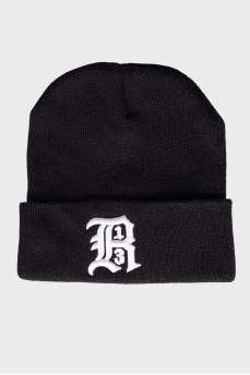 Черная шапка с лого бренда