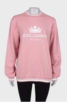 Розовый свитер с лого бренда