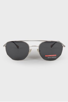 Солнцезащитные очки черно-серебристого цвета 