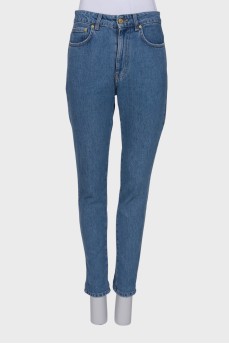 Голубые джинсы с вышивкой сзади