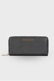 Чорний гаманець із золотистою фурнітурою