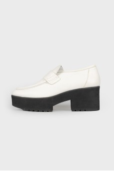 Черное-белые кожаные туфли
