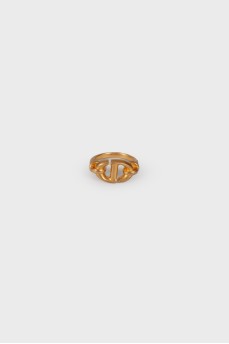 Золотистое кольцо с логотипом бренда 