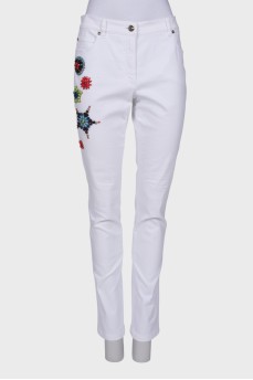 Белые джинсы с декором 