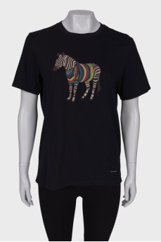 Черная футболка с принтом зебра