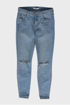 Голубые джинсы с эффектом рваных 