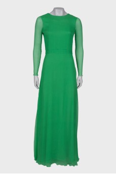 Зеленое платье с V-образным вырезом 