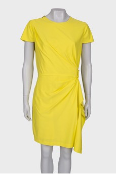 Желтое платье с драпировкой 