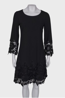 Чорна сукня з мереживом на подолі