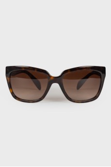 Темно-коричневі сонцезахисні окуляри