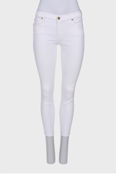 Белые джинсы с необработанным швом 