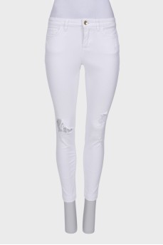 Белые джинсы с эффектом рваных 