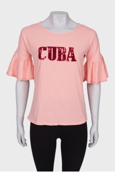 Рожева футболка з оборками на рукавах
