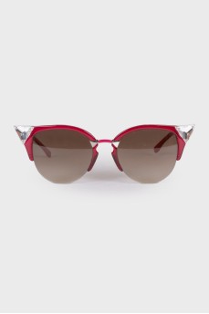 Солнцезащитные очки с оправой малинового цвета 