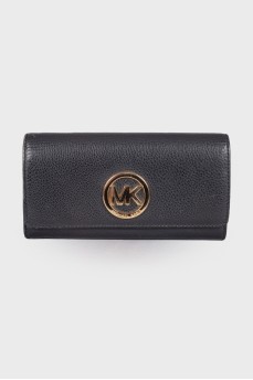 Чорний гаманець із золотистим лого бренду
