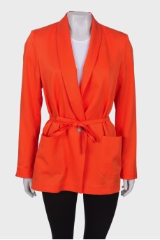 Оранжевый пиджак на поясе 