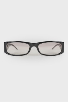 Чорні окуляри з логотипом бренду