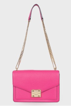 Рожева сумка із золотистим ланцюжком