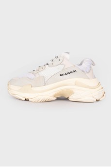 Білі кросівки Triple S