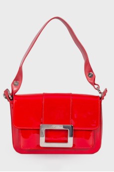 Красная сумка из лакированной кожи