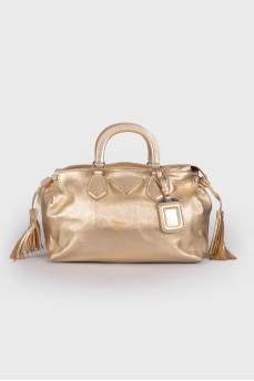 Золотистая сумка с логотипом бренда 